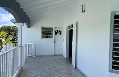 A LOUER Haut de villa spacieux avec grande terrasse   130 m2   Morne-à-L