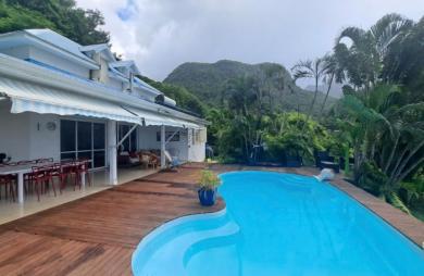 À LOUER à Rivière Sens (Gourbeyre)   Superbe villa avec piscine et vue mer panoramique