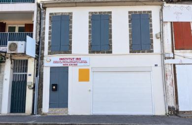 BASSE-TERRE - Immeuble avec bureaux en très bon état - libre d
