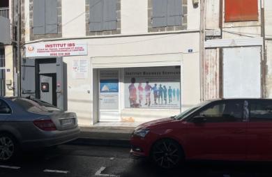 BASSE-TERRE - Immeuble avec bureaux en très bon état - libre d