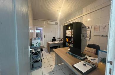 BASSE-TERRE - Immeuble avec bureaux en très bon état - libre d