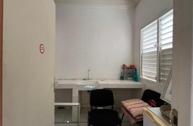 BASSE-TERRE - Immeuble avec bureaux en très bon état - libre d