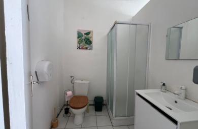 BASSE-TERRE - Immeuble avec bureaux en très bon état - libre d