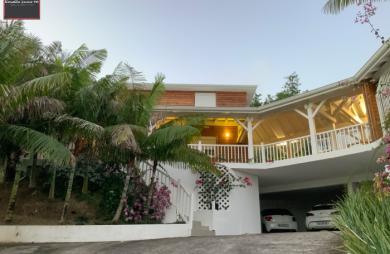Villa Meublée F4/5 avec Piscine privée - Le Diamant (97223)