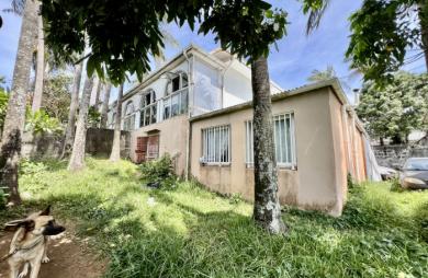 SAINT JOSEPH 97480 - ENSEMBLE IMMOBILIER À RAFRAÎCHIR - EMPLACEMENT DE CHOIX