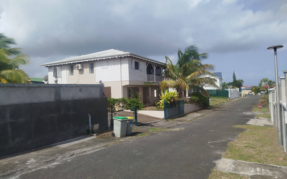  PORT LOUIS maison 115m2 h sur &eacute;tage  prox plage   342000&euro;