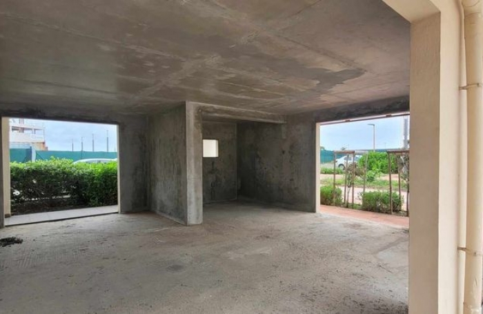 En location 1000 € par mois à Moule Local de de 50.56m2