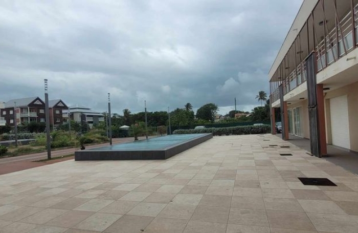 En location 1000 € par mois à Moule Local de de 50.56m2