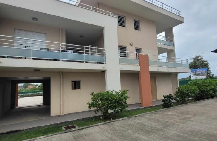 En location 1000 € par mois à Moule Local de de 50.56m2