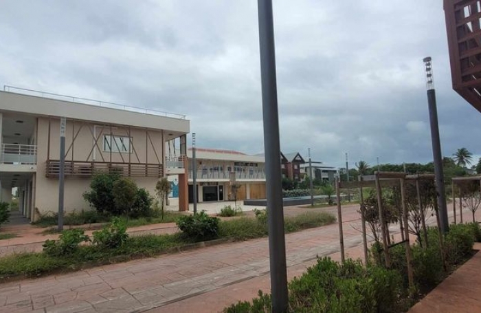 En location 1000 € par mois à Moule Local de de 50.56m2