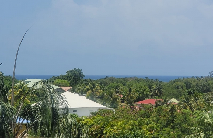&Agrave; Sainte Anne, immense maison &agrave; acheter avec vue mer