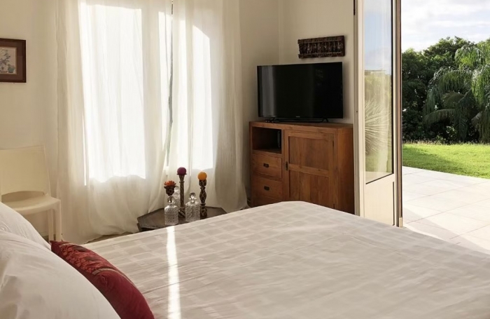 &Agrave; Sainte Anne, immense maison &agrave; acheter avec vue mer