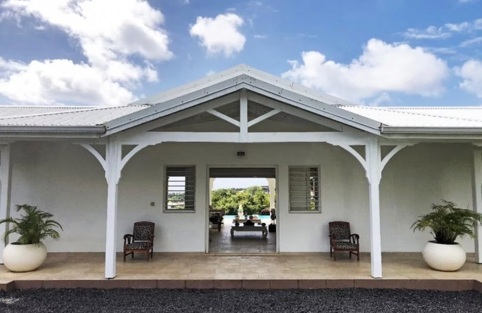 &Agrave; Sainte Anne, immense maison &agrave; acheter avec vue mer