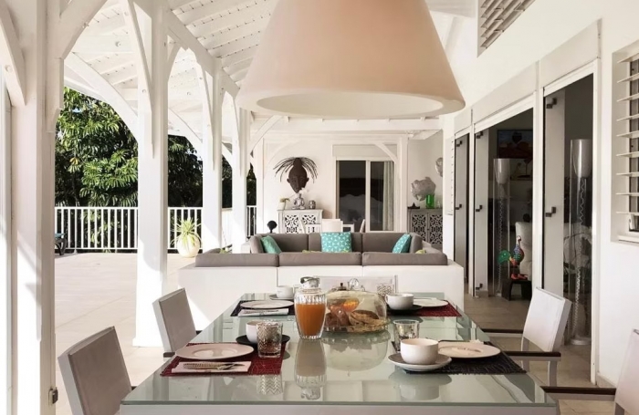 &Agrave; Sainte Anne, immense maison &agrave; acheter avec vue mer