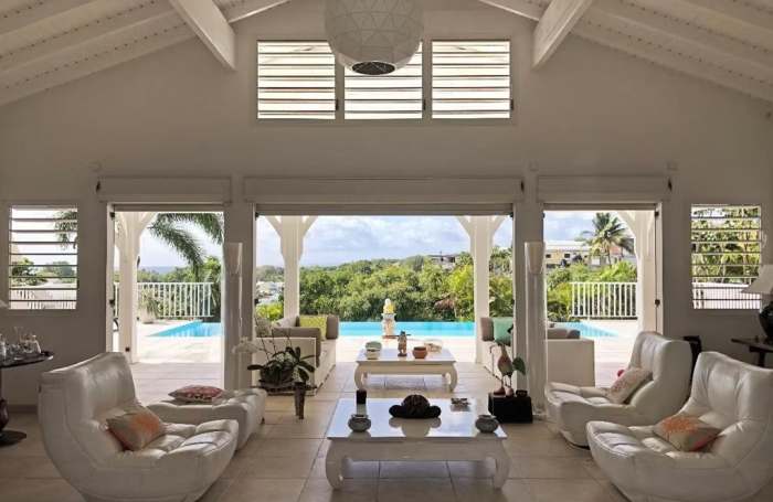 &Agrave; Sainte Anne, immense maison &agrave; acheter avec vue mer