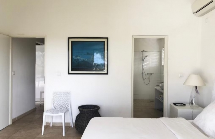 &Agrave; Sainte Anne, immense maison &agrave; acheter avec vue mer