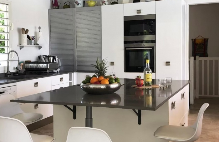 &Agrave; Sainte Anne, immense maison &agrave; acheter avec vue mer