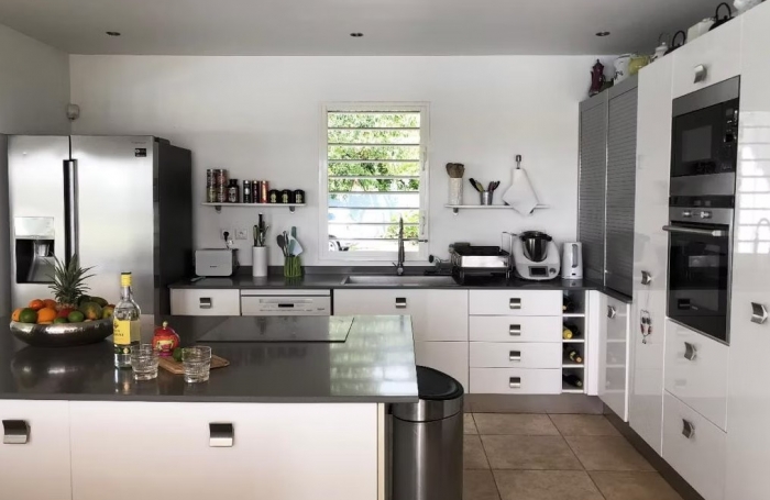 &Agrave; Sainte Anne, immense maison &agrave; acheter avec vue mer