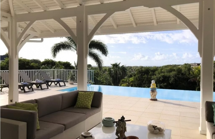 &Agrave; Sainte Anne, immense maison &agrave; acheter avec vue mer