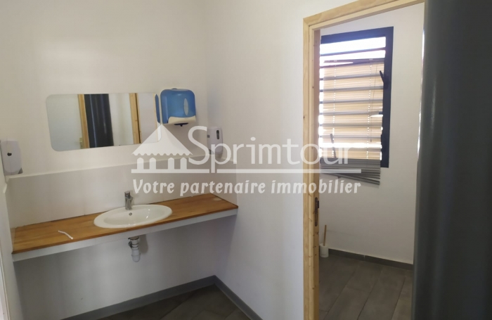 BASSE-TERRE - Local Commercial au Coeur de Basse-Terre - Polyvalent et Accessible