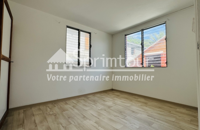 Local professionnel 66m2  idéal pour activités libérales dans le bourg de Bouillante