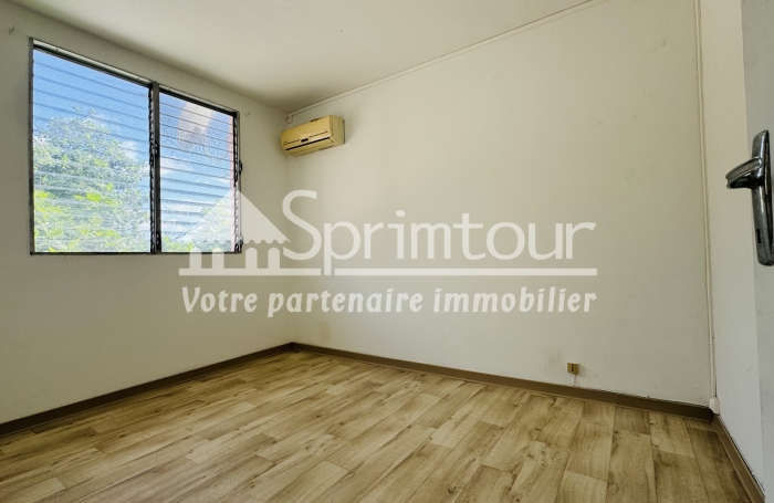 Local professionnel 66m2  idéal pour activités libérales dans le bourg de Bouillante