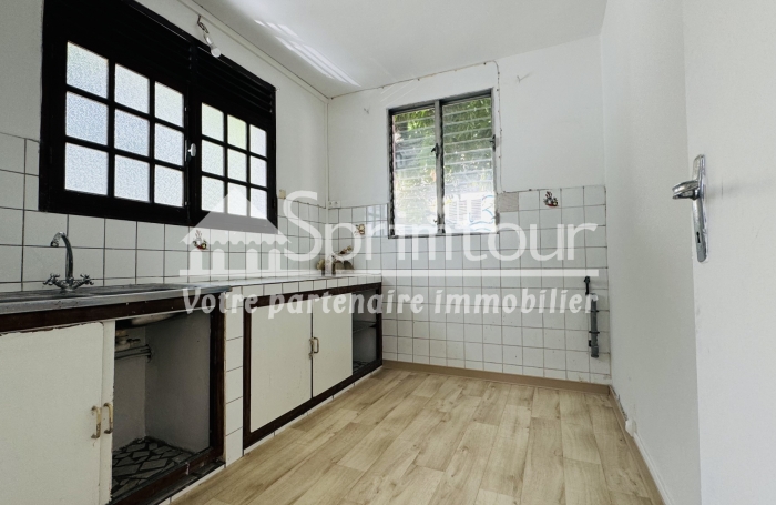 Local professionnel 66m2  idéal pour activités libérales dans le bourg de Bouillante