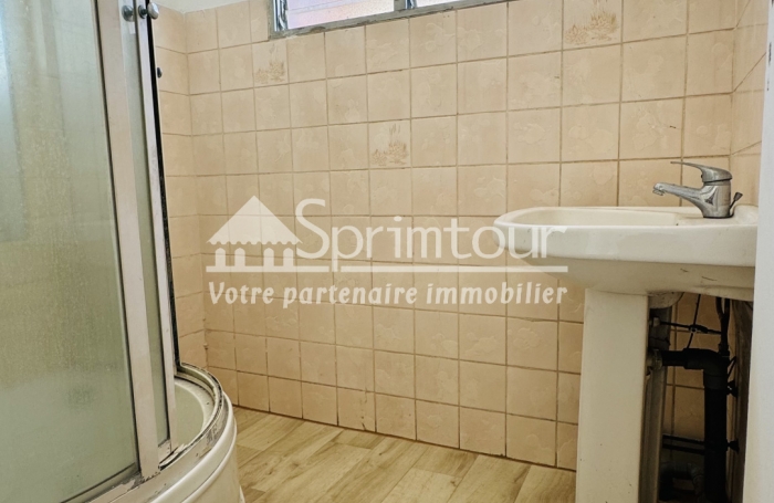 Local professionnel 66m2  idéal pour activités libérales dans le bourg de Bouillante