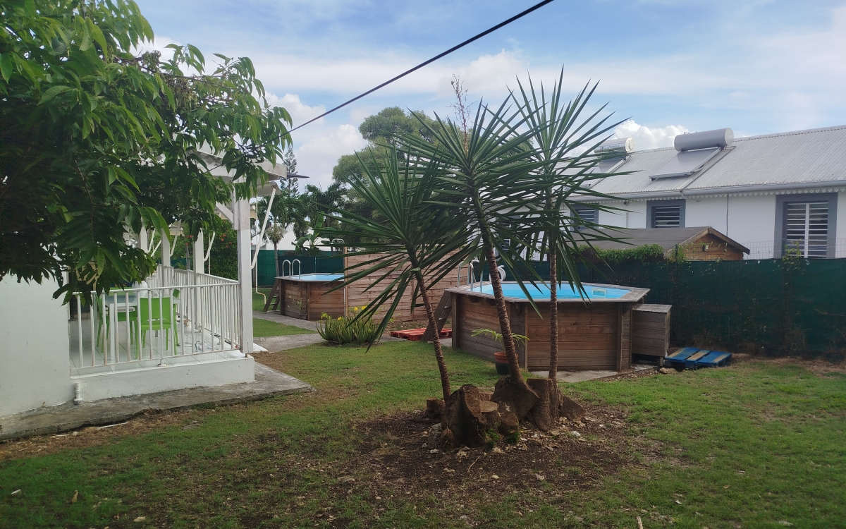  maison avec  2 appartements sur terrain de 671m2  350000€