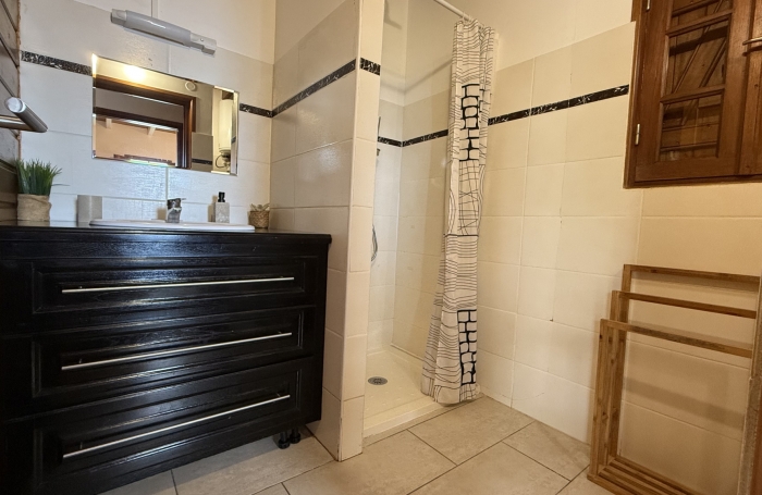 Opportunité :  Investissement Locatif Saisonnier Clés en Main ! Vue sur la mer et Montserrat.