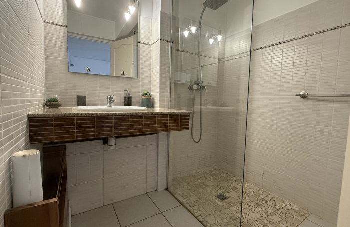 Opportunité :  Investissement Locatif Saisonnier Clés en Main ! Vue sur la mer et Montserrat.