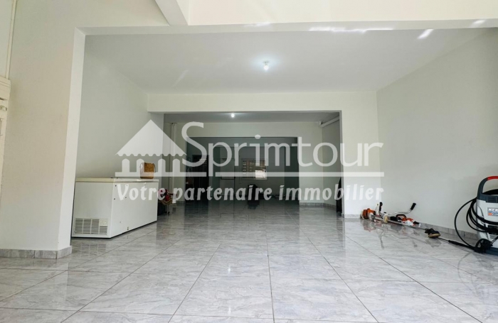 Local professionnel 75m2 situé dans le bourg de Pointe Noire