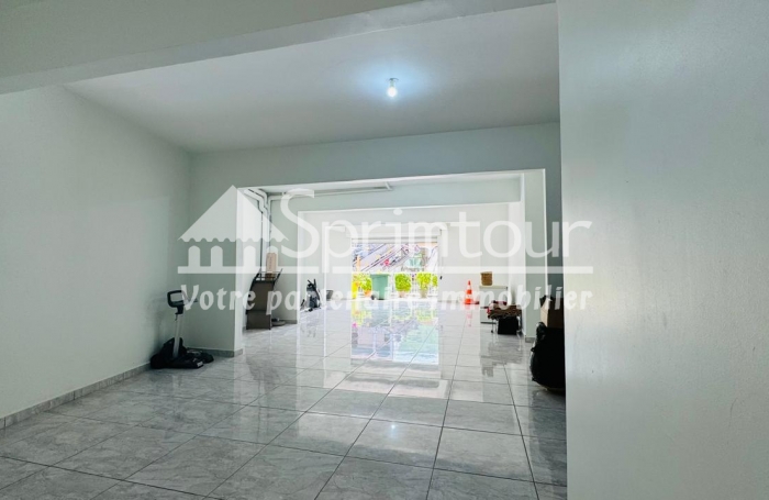 Local professionnel 75m2 situé dans le bourg de Pointe Noire