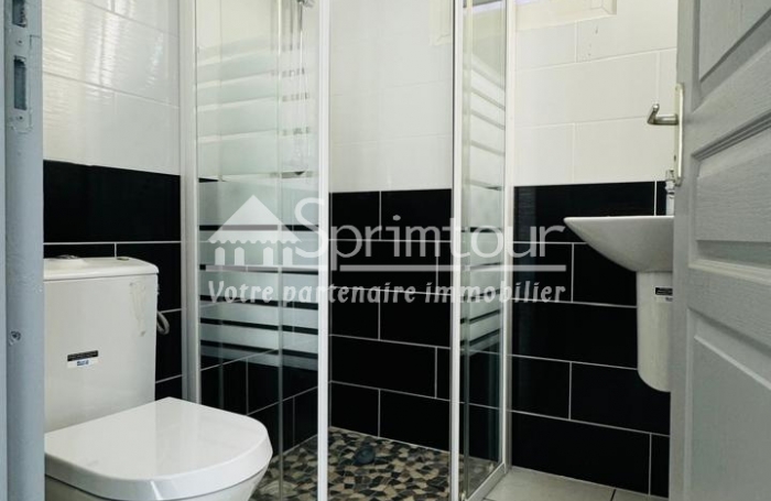 Local professionnel 75m2 situé dans le bourg de Pointe Noire