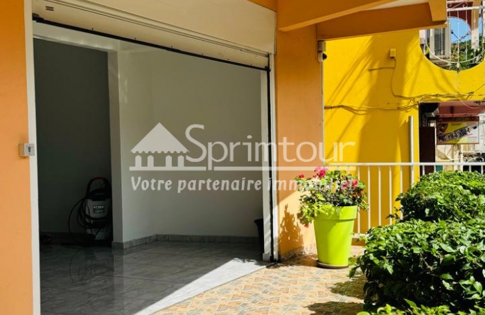 Local professionnel 75m2 situé dans le bourg de Pointe Noire