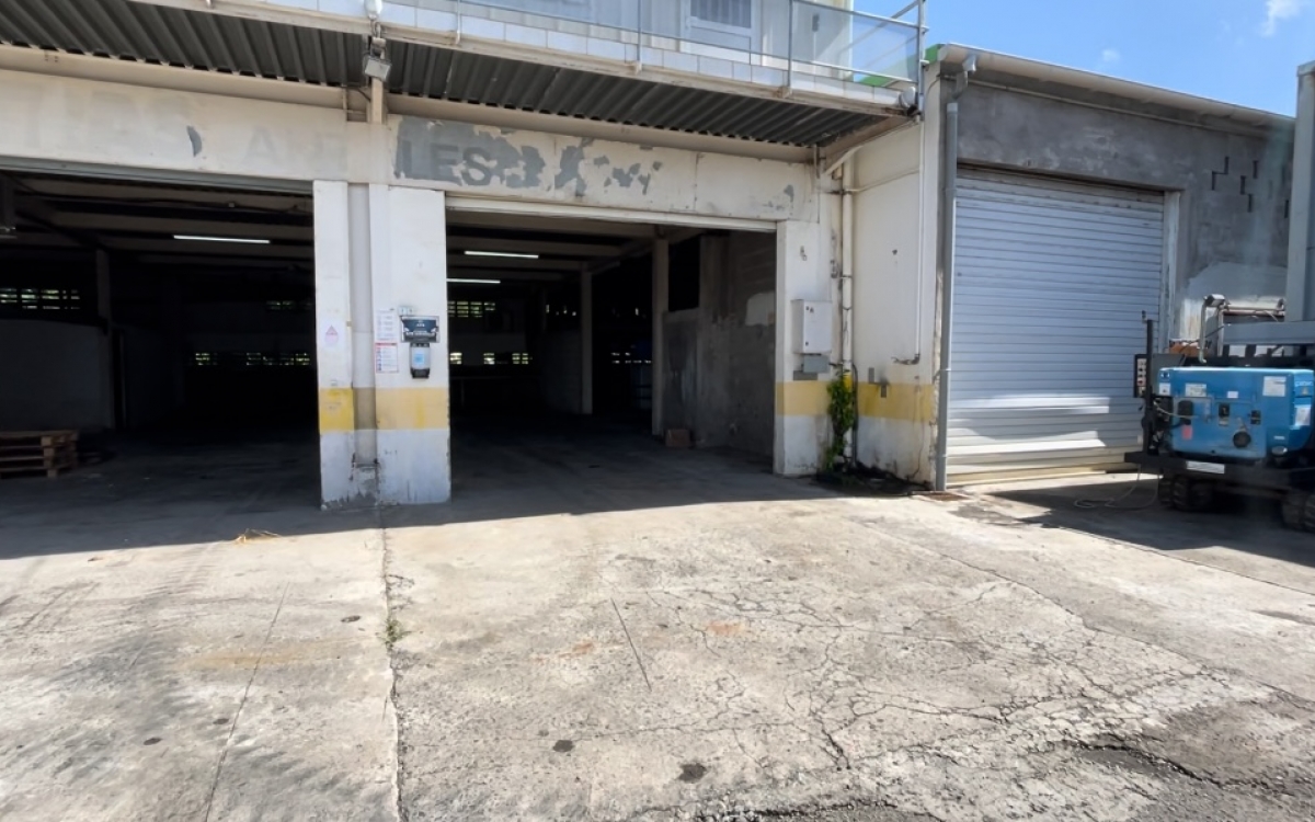 DEPOT + BUREAU + TERRAIN CLOTURE