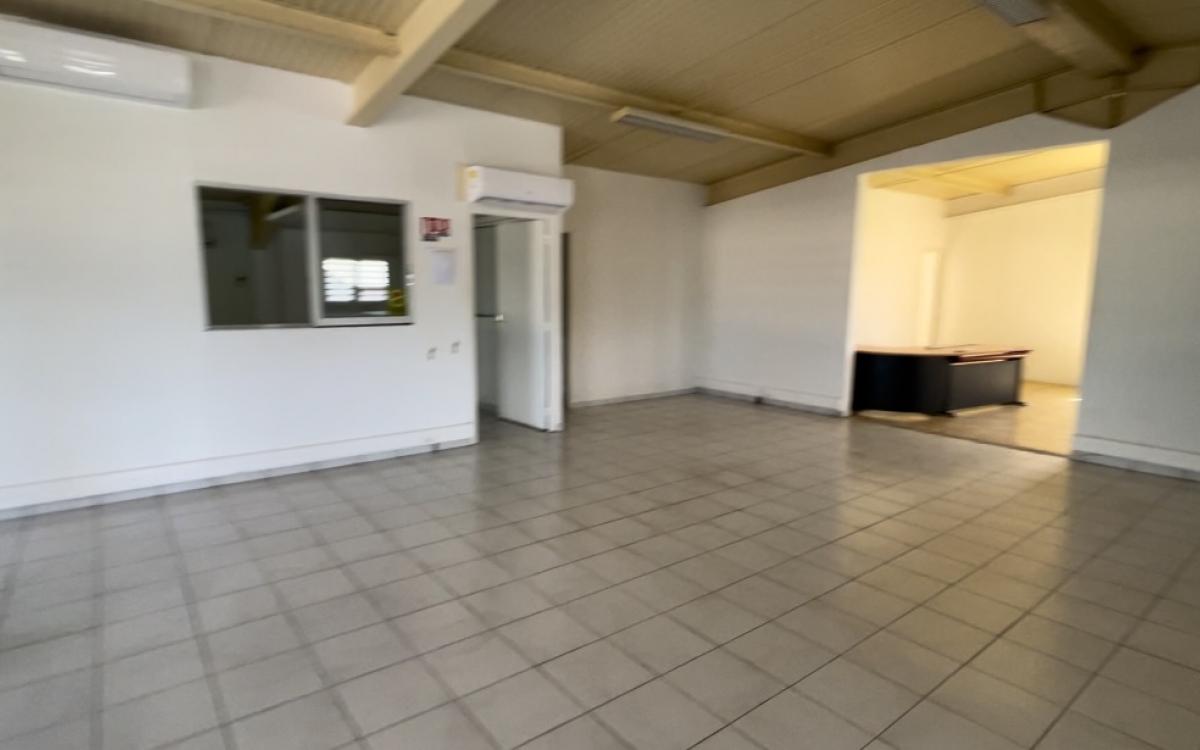 DEPOT + BUREAU + TERRAIN CLOTURE