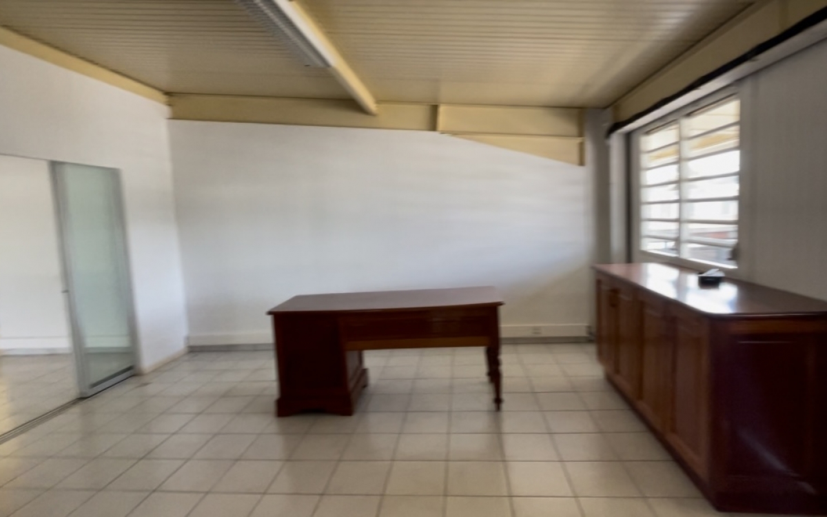 DEPOT + BUREAU + TERRAIN CLOTURE