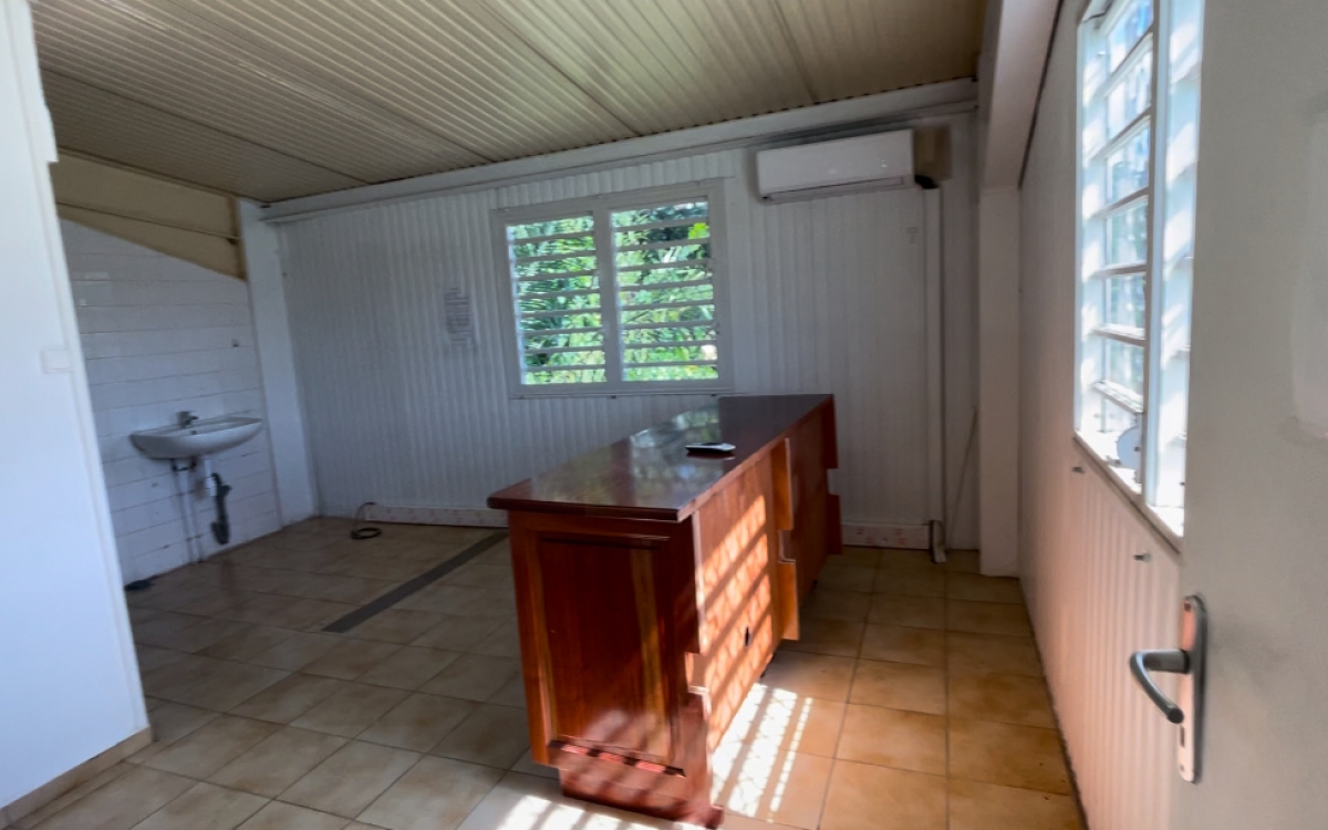 DEPOT + BUREAU + TERRAIN CLOTURE