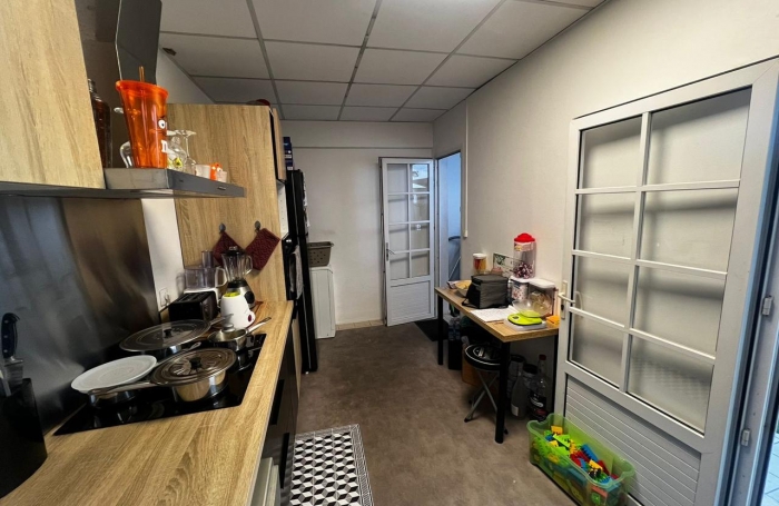 Superbe T5 r&eacute;nov&eacute; avec cour int&eacute;rieure et balcon   Une perle rare