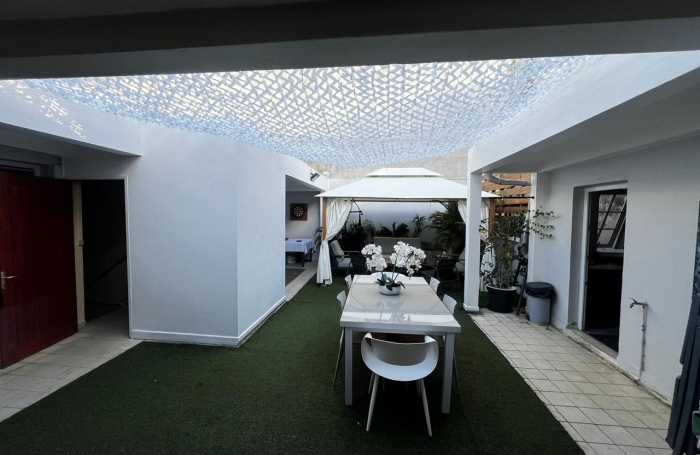 Superbe T5 r&eacute;nov&eacute; avec cour int&eacute;rieure et balcon   Une perle rare