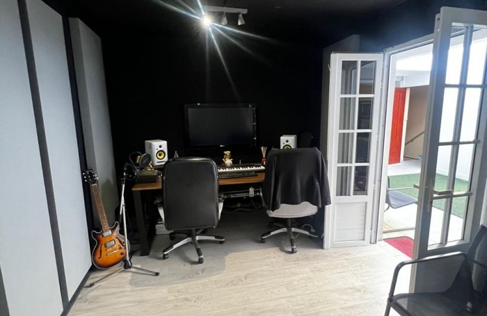 Superbe T5 r&eacute;nov&eacute; avec cour int&eacute;rieure et balcon   Une perle rare