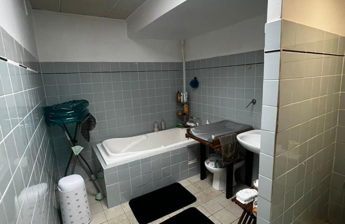 Superbe T5 r&eacute;nov&eacute; avec cour int&eacute;rieure et balcon   Une perle rare