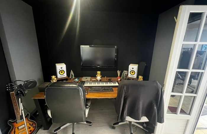 Superbe T5 r&eacute;nov&eacute; avec cour int&eacute;rieure et balcon   Une perle rare