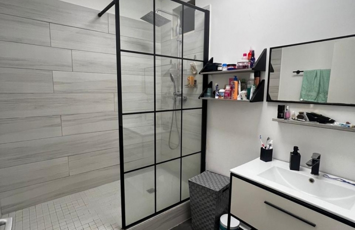 Superbe T5 r&eacute;nov&eacute; avec cour int&eacute;rieure et balcon   Une perle rare