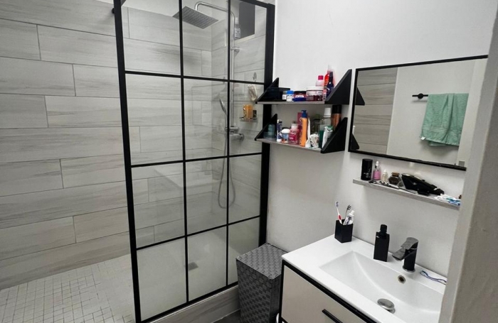 Superbe T5 r&eacute;nov&eacute; avec cour int&eacute;rieure et balcon   Une perle rare