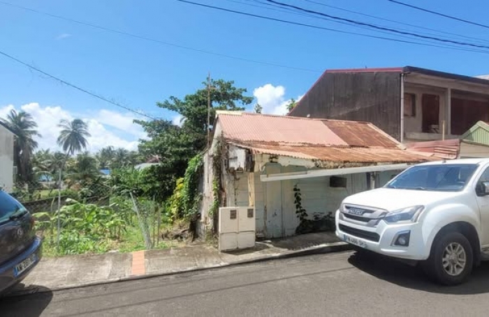 Emplacement d'exception avec maison vétuste