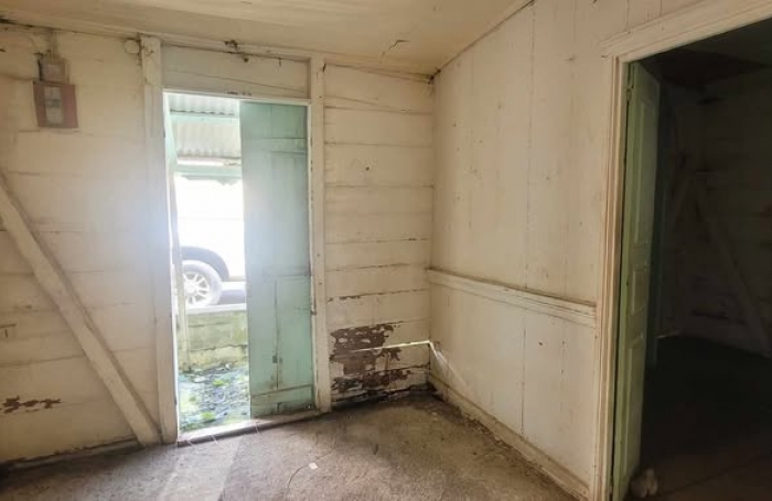 Emplacement d'exception avec maison vétuste