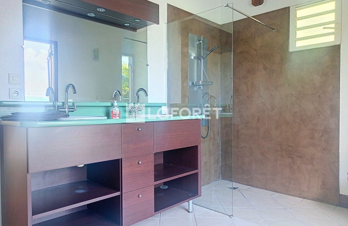 Vente Maison 232m&sup2; 9 pi&egrave;ces Lamentin