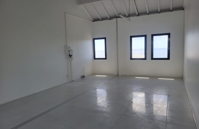 À louer : Local commercial neuf avec vitrine, vue mer et accès PMR, disponible fin décembre 2023